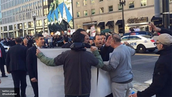 Охранники Эрдогана криками заглушили антитурецкий митинг в США