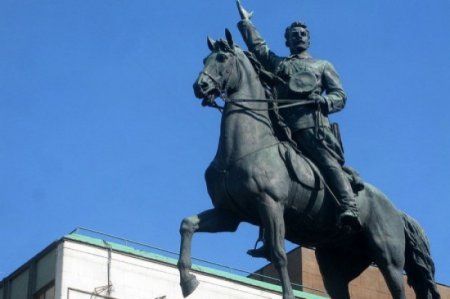 Отомстить за Дастина Хоффмана: СБУ требует снести памятник Щорсу. Отомстить за Дастина Хоффмана: СБУ требует снести памятник Щорсу.
