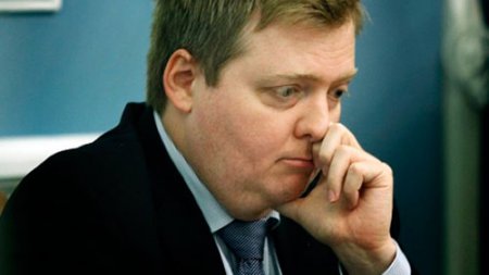 В Исландии тысячи человек требуют отставки премьера из-за офшора В Исландии тысячи человек требуют отставки премьера из-за офшора