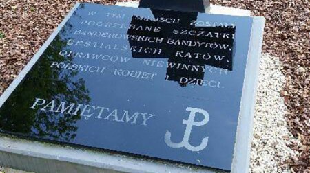 «Здесь лежат останки убийц» — поляки исправили табличку боевикам УПА «Здесь лежат останки убийц» — поляки исправили табличку боевикам УПА