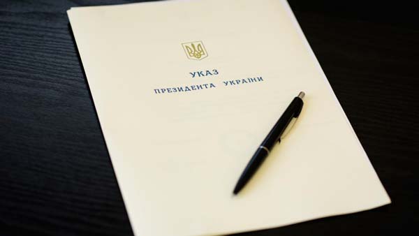Порошенко наградил орденом 