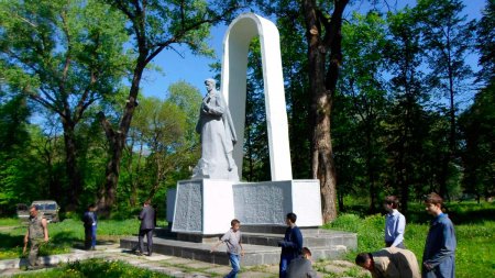 Потому что русские своих на войне не бросают Потому что русские своих на войне не бросают