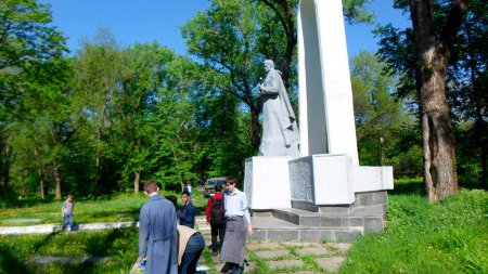 Потому что русские своих на войне не бросают Потому что русские своих на войне не бросают