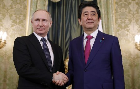 Встреча Путина с японским премьером во Владивостоке Встреча Путина с японским премьером во Владивостоке