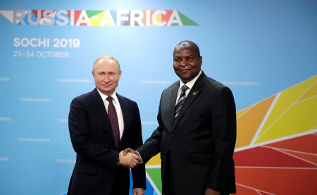 Президент ЦАР назвал Путина «дорогим другом» на саммите в Сочи