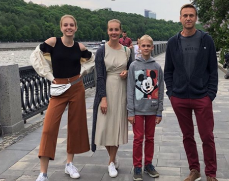 Соболь и Навальный пытаются заработать на «любви» к детям Соболь и Навальный пытаются заработать на «любви» к детям