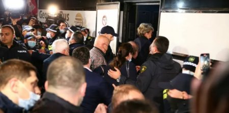 За что Владимира Познера забросали тухлыми яйцами в Тбилиси? За что Владимира Познера забросали тухлыми яйцами в Тбилиси?